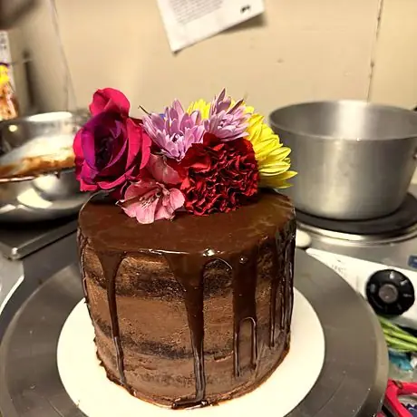 Chocolate cake with fresh flowers